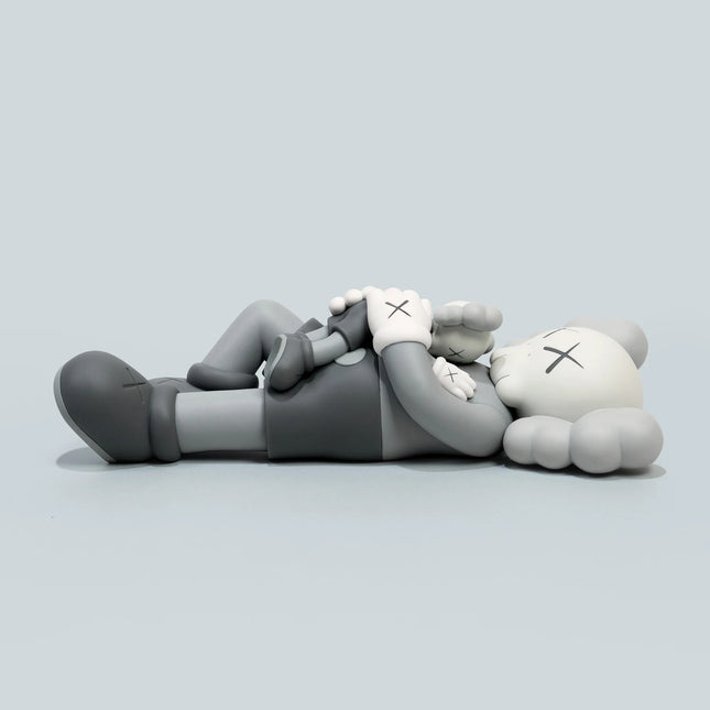 KAWS Sculptures for sale - Holiday Singapore (Grey) – ARTETRAMA KAWS Sculptures for sale - Holiday Singapore (Grey) – ARTETRAMA